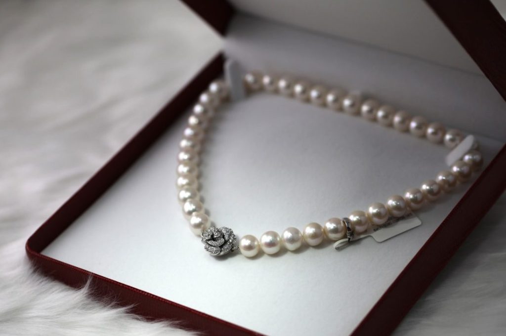 真珠のネックレスのイメージ画像